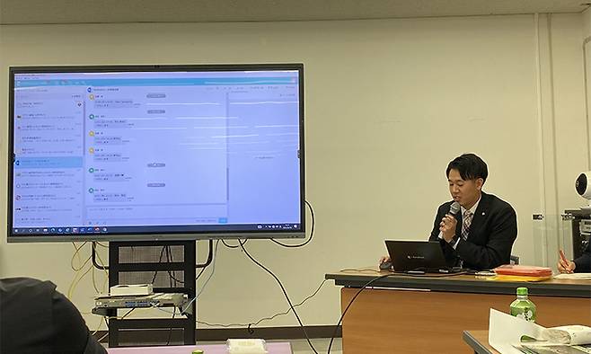 오이타현 우스키시에서 고향세 업무를 담당하는 이타이 신노스케가 고향세 기부자의 요구에 신속하게 대응하기 위해 사용 중인 채팅 시스템을 시연하고 있다. 이규희 기자