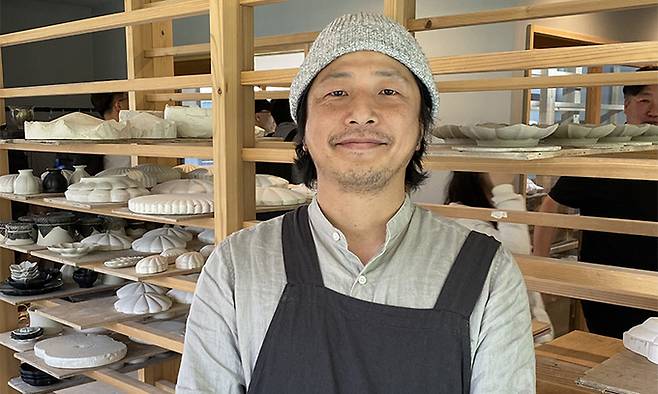 우스키시의 답례품 생산업자인 도예가 사카모토 고지가 자신이 운영하는 공방에서 포즈를 취하고 있다. 이규희 기자
