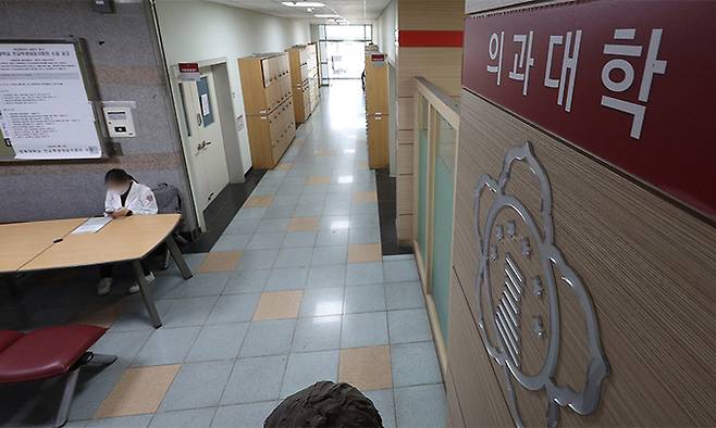 대구 중구 경북대학교 의과대학에서 한 학생이 가운을 입고 복도에 앉아 있다. 연합뉴스