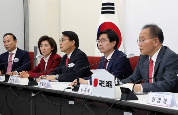 국민의힘 간담회 - 국민의힘 윤재옥 원내대표 겸 당대표 권한대행이 15일 국회에서 4선 이상 중진 당선인들과 간담회를 하고 있다. 2024.4.15 공동취재