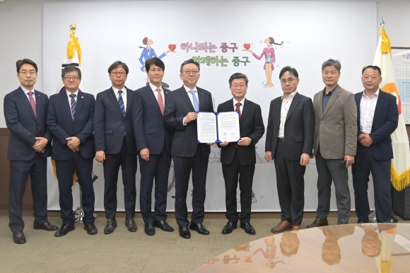 김길성(오른쪽 네 번째) 서울 중구청장이 지난 15일  신한은행과 중구형 공공배달 앱 ‘땡겨요’ 운영을 위한 업무협약을 체결하고 있다.   중구 제공