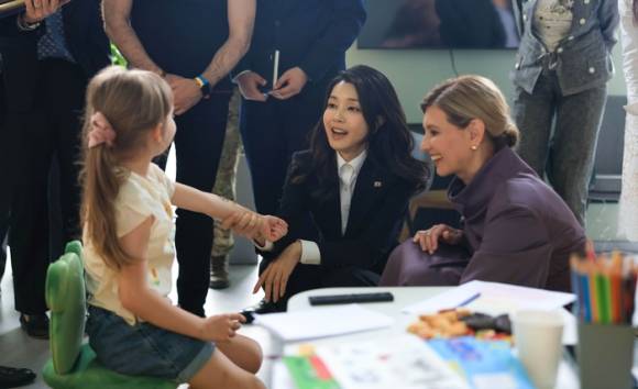 지난해 우크라이나를 방문한 김건희(가운데) 여사. 연합뉴스