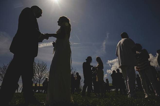 4월8일(현지 시각) 개기일식이 진행되는 동안 미국 오하이오주 트랜턴 커뮤니티 파크에서 열린 합동결혼식. ⓒAP Photo