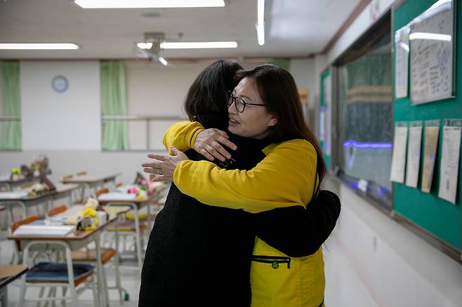 교실에서 만난 2학년 4반 임경빈 학생의 엄마 전인숙씨(오른쪽)가 설수빈씨를 안아주고 있다. ⓒ시사IN 신선영