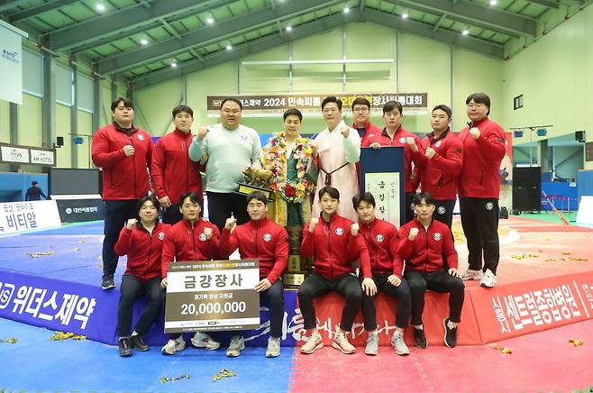 영암군민속씨름단 소속 최정만 장사가 지난 3월 23일 2024 민속씨름 평창 오대산천장사씨름대회에서 금강장사에 등극했다. 사진제공=영암군