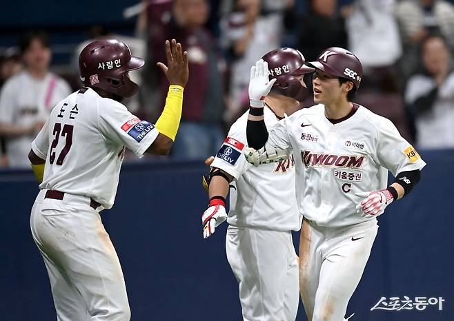 16일 서울 고척스카이돔에서 ‘2024 신한은행 SOL뱅크 KBO리그’ KT 위즈와 키움 히어로즈 경기가 열렸다. 3회말 1사 1루 키움 김혜성이 우중월 투런 홈런을 날리고 그라운드를 돌아 홈인해 하이파이브 하고 있다. 고척 | 김종원 기자 won@donga.com