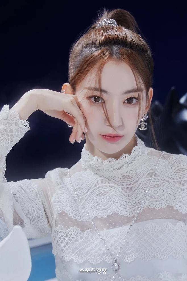 자신들을 둘러싼 실력 논란을 부인한 르세라핌 멤버 사쿠라. 경향신문 자료사진