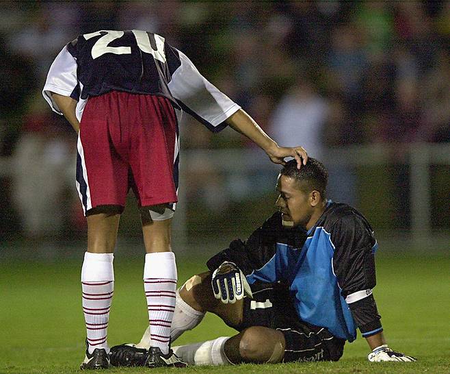 니키 살라푸가 2001년 4월 호주전에서 31골을 주고 패한 뒤 주저앉아 있자 팀 동료가 다독이고 있다. 게티이미지코리아