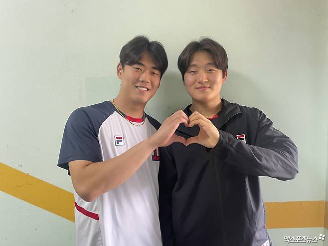 왼쪽부터 두산 베어스 투수 이병헌과 김택연이 서울 잠실야구장에서 인터뷰를 마친 뒤 기념촬영하고 있다. 최원영 기자