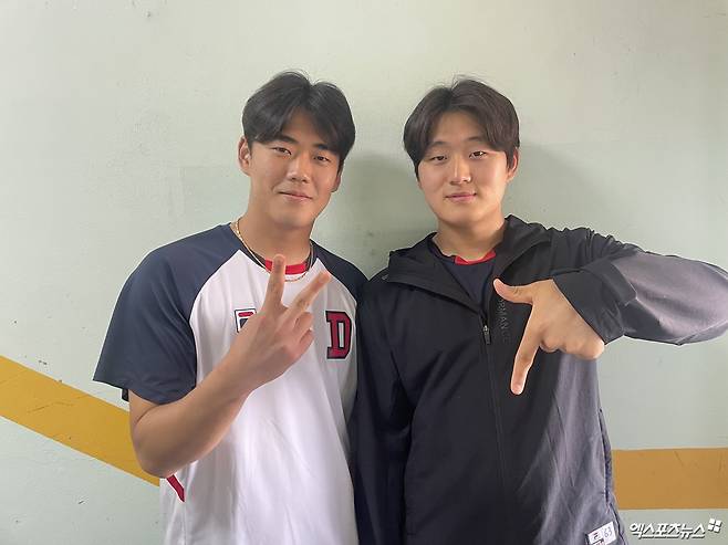 왼쪽부터 두산 베어스 투수 이병헌과 김택연이 서울 잠실야구장에서 인터뷰를 마친 뒤 기념촬영하고 있다. 두산의 세리머니인 V7을 각각 손가락으로 표현하는 중이다. 최원영 기자
