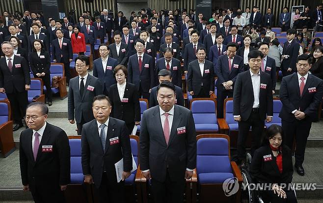 한자리에 모인 국민의힘, 국민의미래 당선자들 (서울=연합뉴스) 신준희 기자 = 16일 국회에서 열린 국민의힘과 국민의미래 당선자 총회에서 제22대 국회 당선인들이 국민의례를 하고 있다. 2024.4.16 hama@yna.co.kr