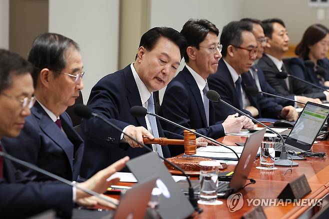 윤석열 대통령, 국무회의 개회 선언 (서울=연합뉴스) 진성철 기자 = 윤석열 대통령이 16일 서울 용산 대통령실 청사에서 열린 국무회의에서 개회 선언을 하고 있다.  2024.4.16 zjin@yna.co.kr