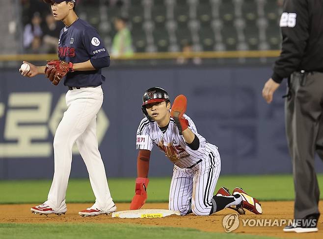 도루 성공한 박해민 (서울=연합뉴스) 최재구 기자 = 16일 서울 잠실야구장에서 열린 프로야구 롯데-LG 경기에서 7회 말 투아웃 LG 신민재 타석에서 1루주자 박해민이 2루 도루를 성공하고 있다.  2024.4.16 jjaeck9@yna.co.kr