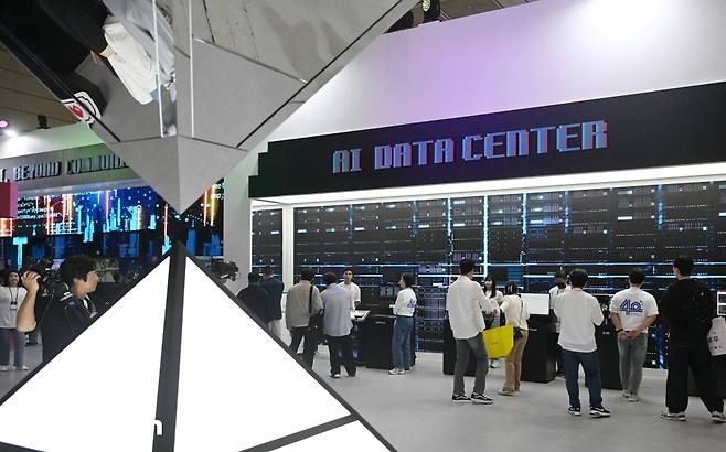 17일 오전 서울 강남구 코엑스에서 열린 '월드 IT쇼'에 참석한 SK텔레콤이 AI 신기술을 선보이고 있다./사진=이명근 기자 qwe123@