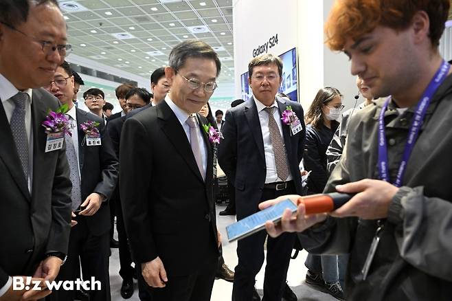 이종호 과학기술정보통신부 장관이 17일 오전 서울 강남구 코엑스에서 열린 '월드 IT쇼'에 참석해 삼성전자 부스에서 갤럭시AI 번역 시연을 하고 있다./사진=이명근 기자 qwe123@