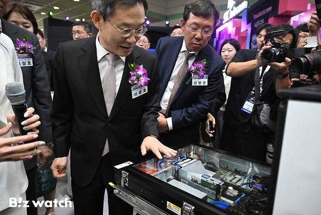 이종호 과학기술정보통신부 장관이 17일 오전 서울 강남구 코엑스에서 열린 '월드 IT쇼'에 참석해 SKT부스에서 액체액침 냉각 기술을 관람하고 있다./사진=이명근 기자 qwe123@