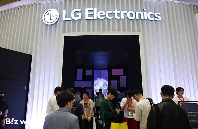 17일 오전 서울 강남구 코엑스에서 열린 '월드 IT쇼'에 참석한 LG전자가 AI 신기술을 선보이고 있다./사진=이명근 기자 qwe123@