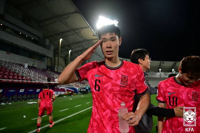 17일(한국시간) 카타르 도하의 압둘라 빈 칼리파 스타디움에서 열린 2024 아시아축구연맹(AFC) U-23 아시안컵 B조 1차전 대한민국과 UAE의 경기에서 승리한 한국 이영준이 기뻐하고 있다. 사진=대한축구협회