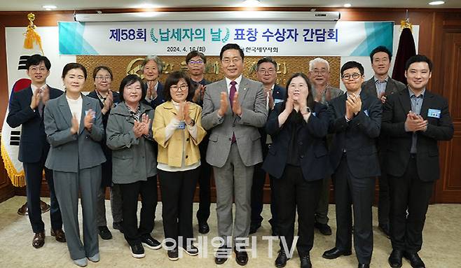 구재이(앞줄 네 번째) 한국세무사회 회장이 제58회 납세자의 날 표창 수상자 간담회를 진행한 후 수상자들과 기념사진을 촬영하고 있다. 세무사회 제공.