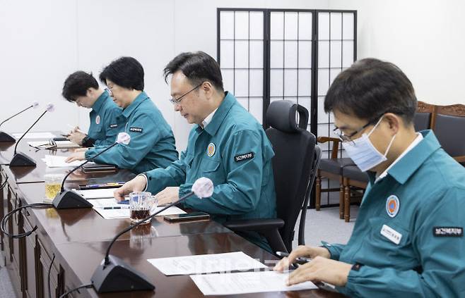 조규홍 보건복지부 장관이 중수본 회의를 주재하고 있다.