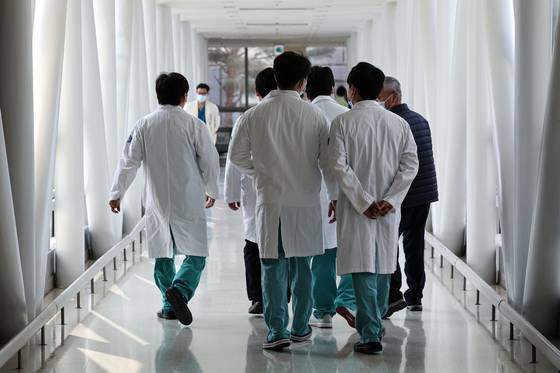 서울의 한 대학병원에서 의료진이 이동하는 모습. 기사와 직접적인 관련 없는 자료 사진. 〈자료사진=연합뉴스〉