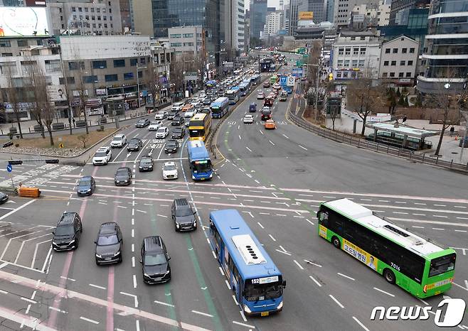 서울시 용산구 서울역 버스환승센터으로 버스가 통행하고 있는 모습. 2024.3.28/뉴스1 ⓒ News1 이재명 기자