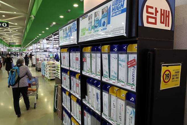 서울의 한 대형마트에 진열된 담배. [사진=연합뉴스]