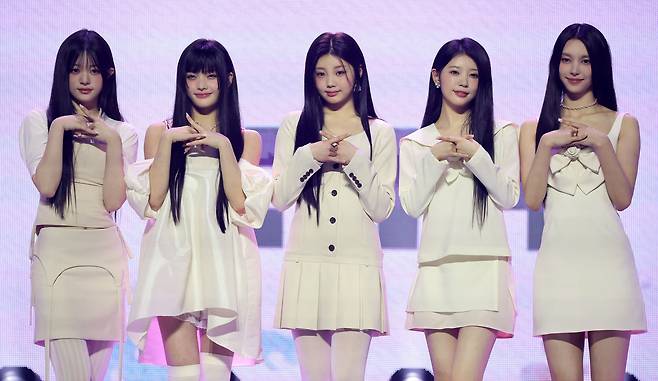 하이브의 신인 걸그룹 아일릿(I'LL-IT)의 민주(왼쪽부터), 이로하, 원희, 모카, 윤아. /뉴스1