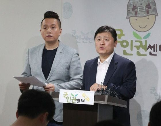 임태훈(왼쪽) 군 인권센터장과 김정민 변호사가 지난 2018년 계엄문건 논란 기자회견을 하는 모습. /뉴스1