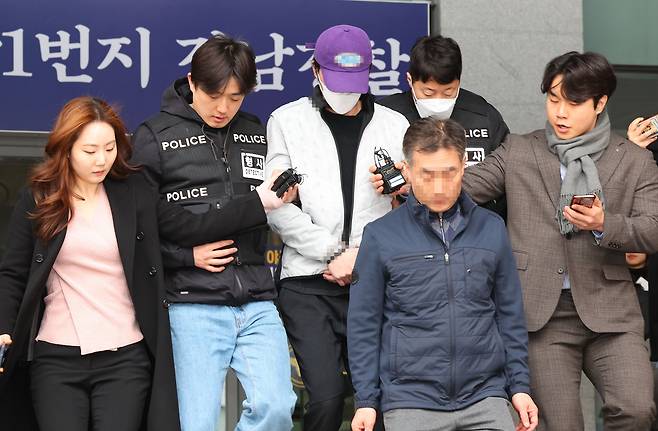 마약 투약 혐의 등으로 구속된 야구 국가대표 출신 오재원이 지난달 29일 서울 강남경찰서에서 서울중앙지검으로 송치되고 있다. /뉴시스