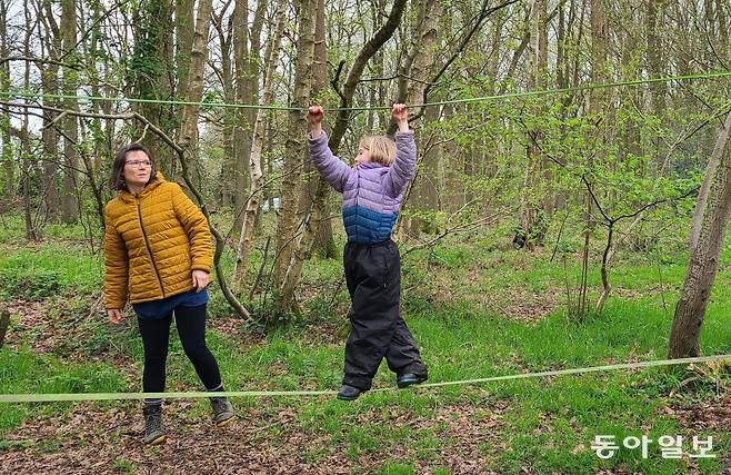 9일(현지 시간) 영국 링컨시 한 ‘숲 학교’의 신체활동 수업 모습. 링컨=김소민 기자 somin@donga.com