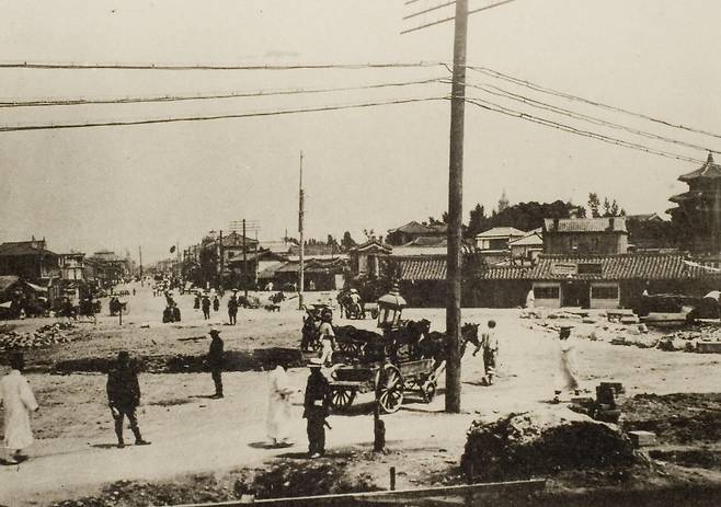 1930년 발간된 ‘경성시구개정회고이십년’에 실린 1913년 황금정통 공사 모습. 사진 출처 국립중앙도서관 디지털컬렉션·국사편찬위원회 전자사료관