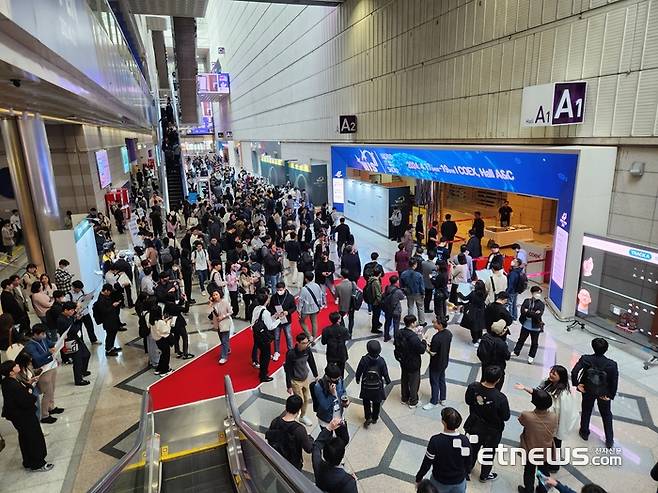 WIS 2023이 개막한 17일 코엑스 전시관 등록 대기줄