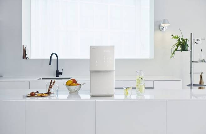 쿠쿠홈시스 제로 100 슬림 끓인물 얼음정수기. 쿠쿠홈시스 제공