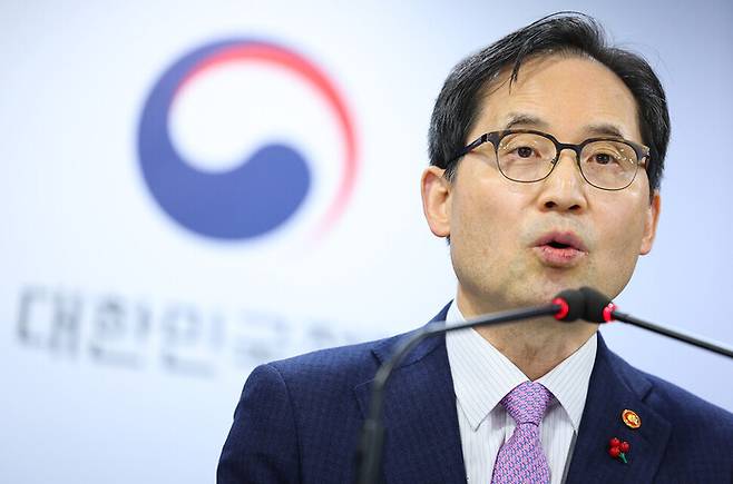 한기정 공정거래위원장이 지난해 12월19일 정부서울청사 브리핑룸에서 플랫폼 독과점 폐해를 줄일 수 있는 플랫폼 공정경쟁촉진법 제정 관련 브리핑을 하고 있다. 연합뉴스