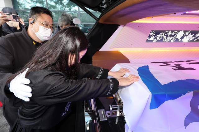 지난 2월 서울대학교병원 장례식장에서 열린 고 방영환씨의 노동시민사회장 발인에서 딸 방희원씨가 눈물을 흘리고 있다. 방영환씨는 임금체불에 항의하며 택시 완전월급제 전면 시행을 요구하는 시위를 하다 지난해 9월 26일 분신해 숨졌다. 뉴스1