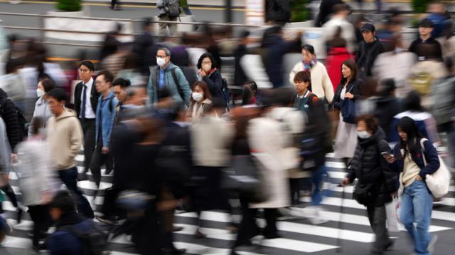 일본 도쿄 시민들이 지난해 11월 15일 신주쿠 거리를 지나가고 있다. 도쿄=EPA 연합뉴스