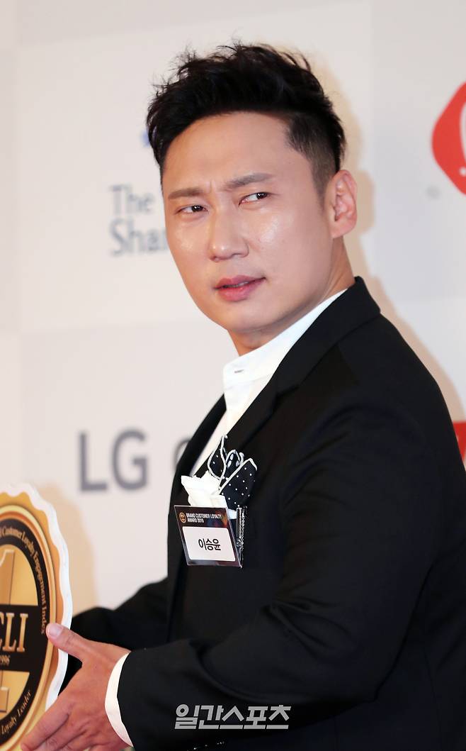 "17일 오후 서울 여의도 콘래드호텔에서 열린 '2019 브랜드고객충성도 대상' 시상식에 개그맨 부문에서 수상하는 이승윤이 시상식 전 진행된 포토월행사에 참석하고 있다. 김민규 기자 /2019.04.17/"