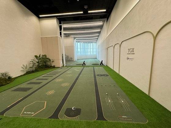 콩코드 피트니스와 연결된 프리미엄 골프 연습장 TGX의 어프로치 존. 박이담 기자