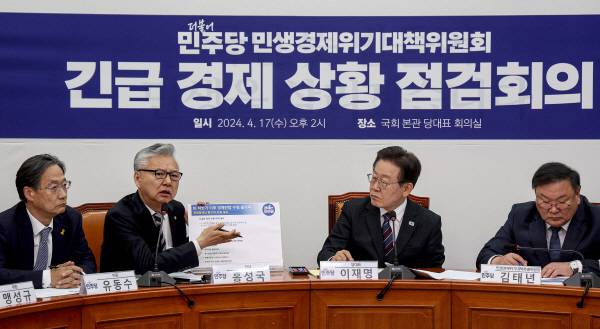 이재명 더불어민주당 대표가 17일 서울 여의도 국회에서 열린 민생경제위기대책위원회 긴급 경제 상황 점검회의에서 홍성국 간사의 브리핑을 듣고있다. 김정록 기자