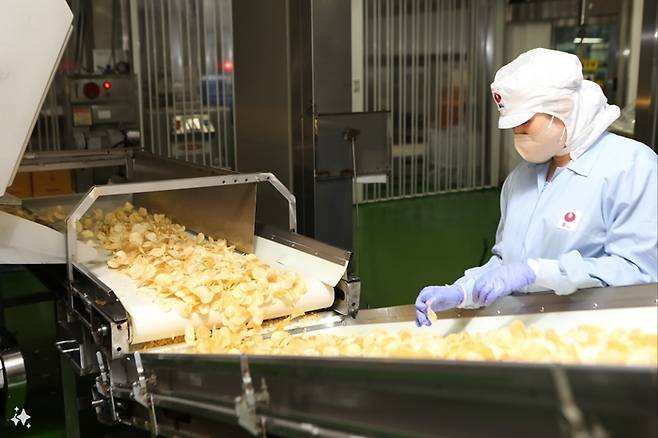 농심 아산공장에서 포테토칩 먹태청양마요맛이 생산되고 있다. 농심
