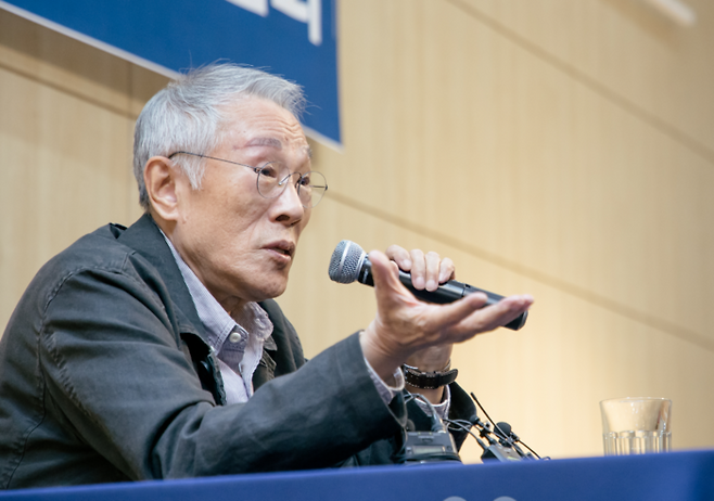 ‘철도원 삼대’ 부커상 최종후보 선정 기념으로 17일 서교동 창비 사옥에서 기자들을 만난 황석영 작가. [창비]