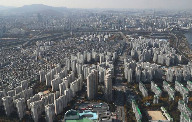 강남3구(서초·강남·송파구)와 그 외 서울 다른 자치구 아파트 매매가격 차이가 벌어지면서 강남3구 아파트 1채로 기타 서울 내 지역 아파트 2채를 구입할 수 있다. /사진=뉴스1