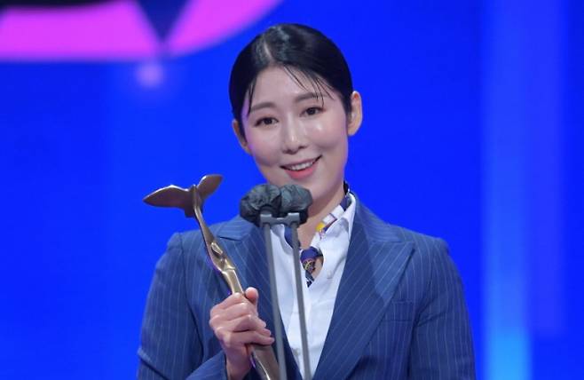 방송인 사유리가 정자 기증을 받아 아들을 낳았음을 공개한 이유를 말했다. 사진은 지난 2021년 '2021 KBS 연예대상'에서 리얼리티 베스트 엔터테이너상을 수상한 뒤 소감을 밝힌 방송인 사유리. /사진=KBS 제공