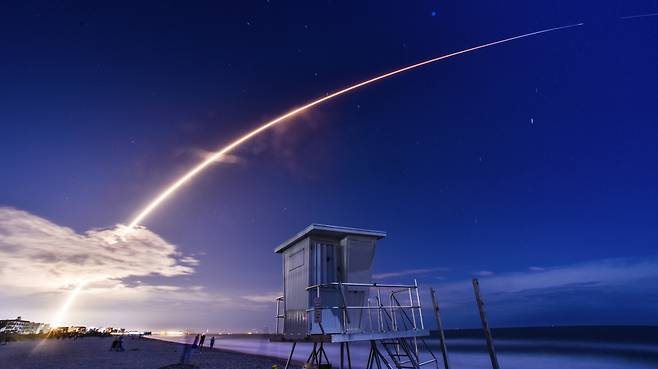 스페이스X가 지난 3월 미국 플로리다주에서 스타링크 위성을 발사하고 있다. [AP]