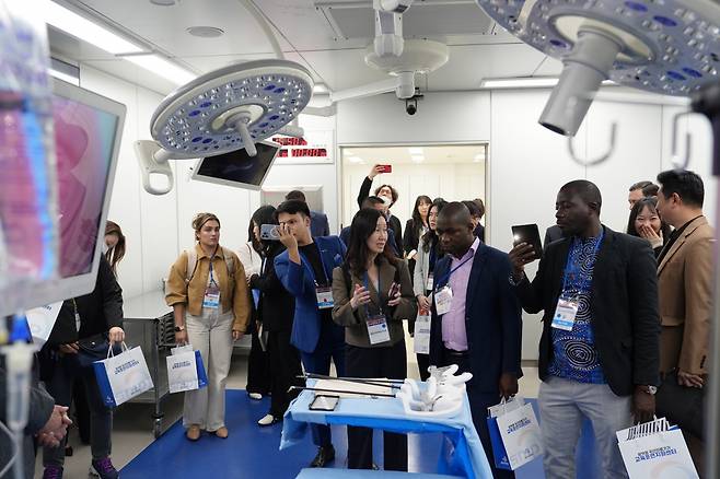 해외 바이어들이 분당서울대병원 SMART시뮬레이션센터에서 국산 의료기기와 장비를 둘러보고 있다.[분당서울대병원 제공'