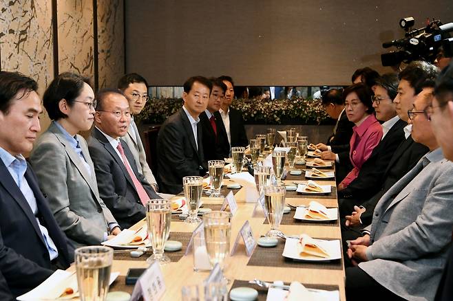 윤재옥 국민의힘 원내대표 겸 당대표 권한대행이 17일 서울 여의도 한 식당에서 열린 초선 지역구 당선자 오찬 간담회에 참석해 발언을 하고 있다. 이상섭 기자