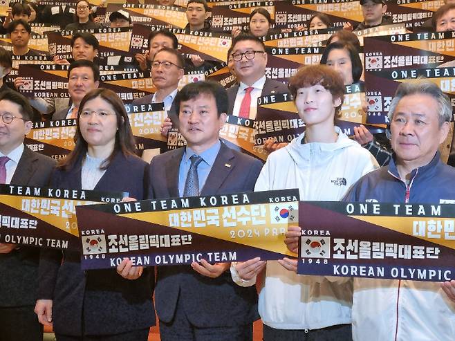 2024 파리올림픽 대한민국 선수단장을 맡은 정강선 전북체육회장(왼쪽 세번째)이 한국 선수단의 선전을 기원하는 피켓 퍼포먼스를 하고 있다. 전북체육회 제공