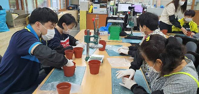 커피 찌꺼기를 활용해 화분을 만들고 있는 직업재활팀의 활동 모습