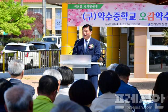 ▲김한종 장성군수가 '오감약수터' 개소식에서 축사를 하고 있다ⓒ장성군